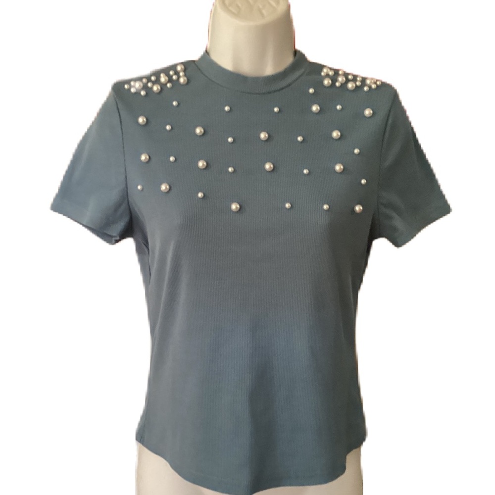 Beaded short sleeve top. L